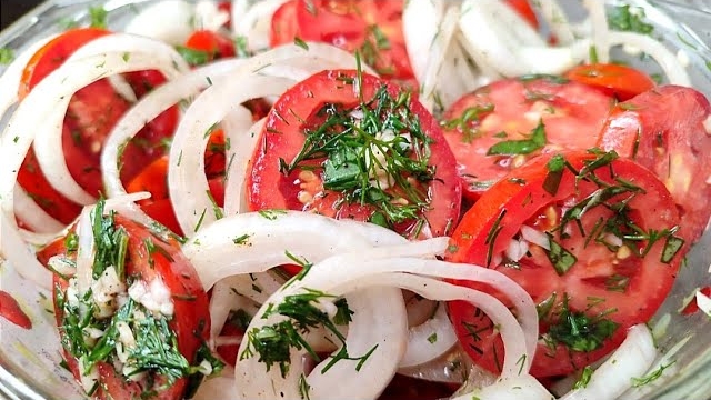 Очень вкусная закуска из помидоров. Идеально к шашлыку, мясу, да и просто как закуска. смотреть онлайн