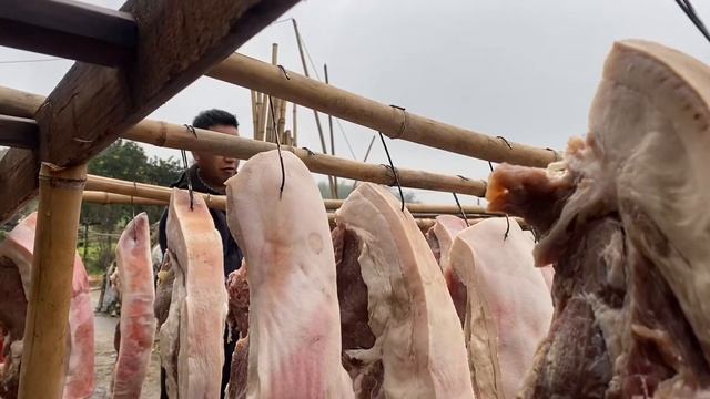 小谭家的土猪肉腌制好了，爸妈俩洗好挂好后爆炒个猪喉管，真美味 смотреть онлайн