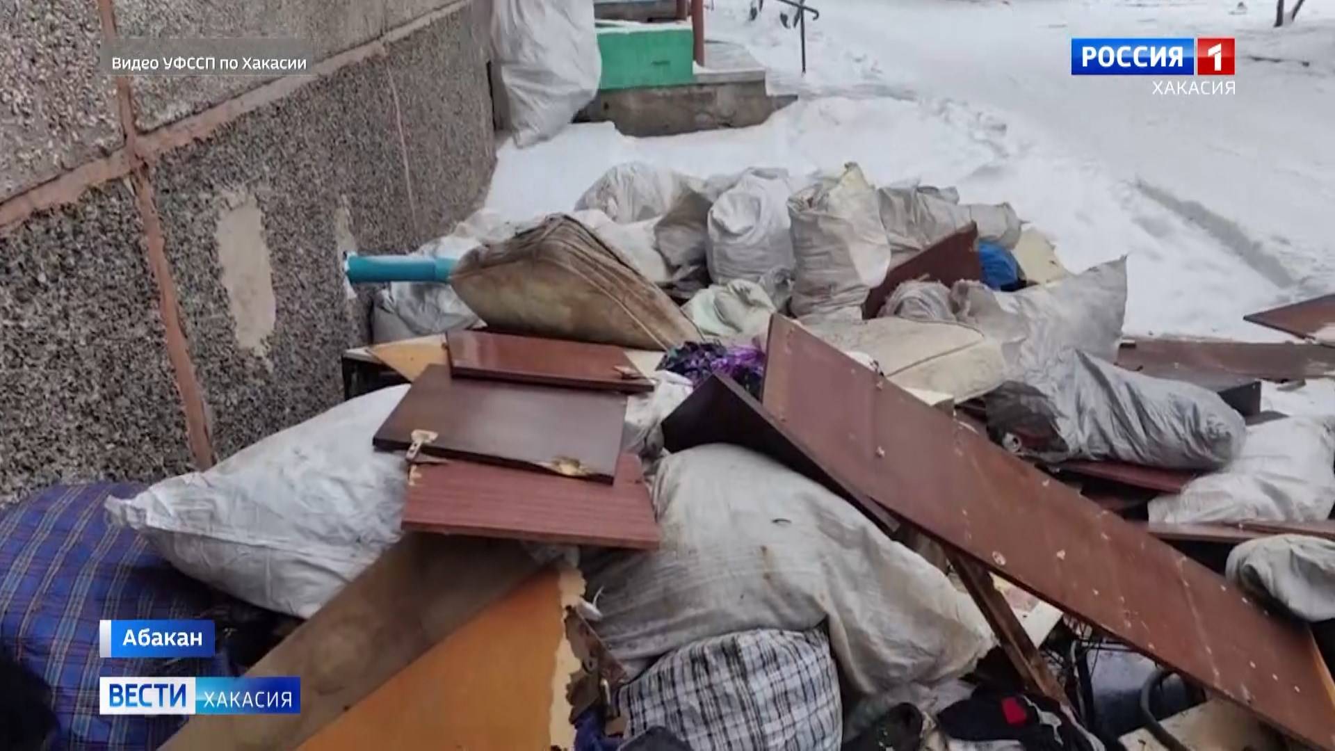 Коммунальщикам пришлось наводить порядок в захламленной квартире смотреть онлайн