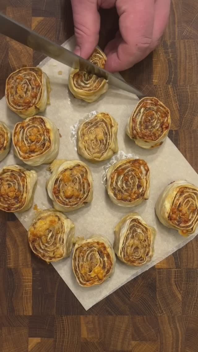 ВКУСНАЯ ЗАКУСКА ИЗ ЛАВАША И ФАРША #Shorts #закуска#вкусно #рецепт #лавашсначинкой смотреть онлайн