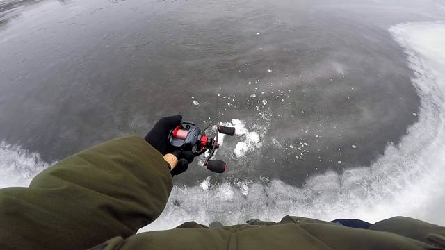 Ловимо СУДАКА в Києві з криги. Проста тактика пошуку судака. смотреть онлайн