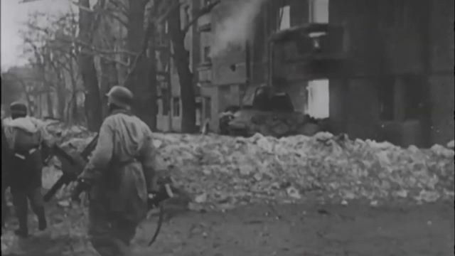 Scenes of heavy fighting during the Third Battle of Kharkov in Ukraine in early 1943 смотреть онлайн