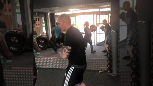 Boxing Fit in the Mega Heat! смотреть онлайн