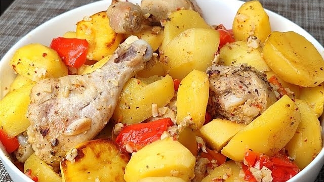 Очень вкусная запечённая картошечка с курочкой. смотреть онлайн