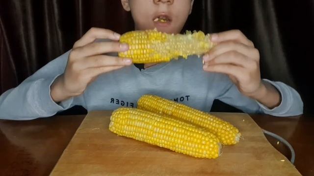 ASMR boild corn eating 😋. Very satisfying and relaxing sounds 😌. Асмр варенная кукуруза 🌽 смотреть онлайн