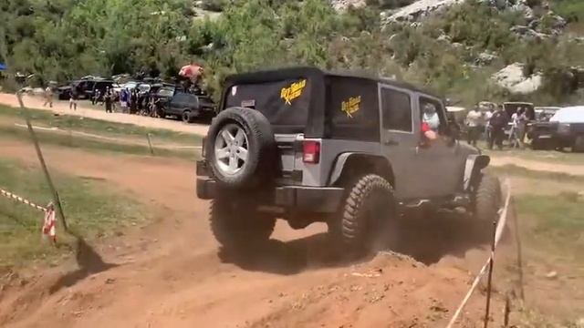 Jeep Wrangler walks fast on rough terrain смотреть онлайн