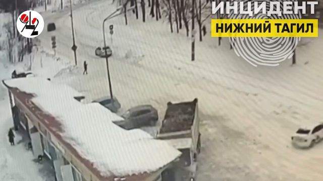 Самосвал врезался в павильон. Real video смотреть онлайн