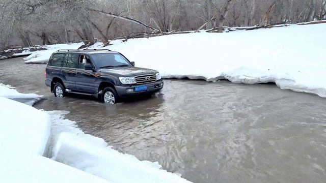 Land Cruiser VXR 4.7L V8 vs Mitsubishi Pajero Sport 3.0L V6 and Toyota Prado PK Cross the Glacier смотреть онлайн