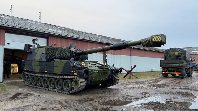 ENGINE SOUND - The M109 155 mm self-propelled Howitzer смотреть онлайн