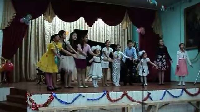 Новогодний концерт-2014 _ Ансамбль вокалистов кл. Карповой И. М._ ДМШ №1 г.Шымкент смотреть онлайн