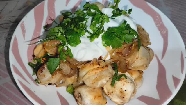 Жаренные пельмени с луком и соевым соусом смотреть онлайн