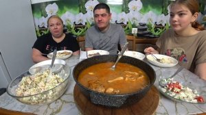 мукбанг оливье и гречка с подливой, отвечаем на вопросы