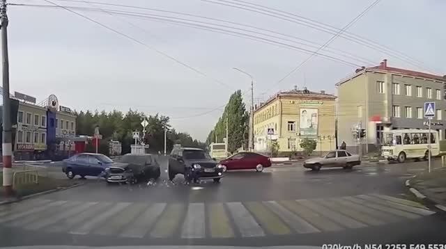 Не для слабонервных! Опасные ситуации на дорогах. Нелепые аварии и ДТП. Снято на видеорегистратор. смотреть онлайн