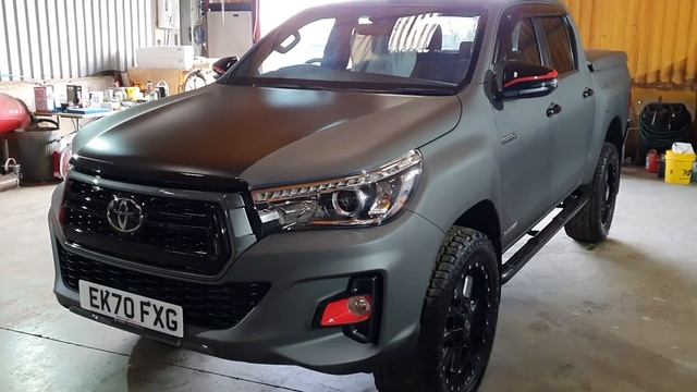 Toyota Hilux with smooth colour flip Raptor paint. #RaptorbyPBCustoms #PBCustoms смотреть онлайн