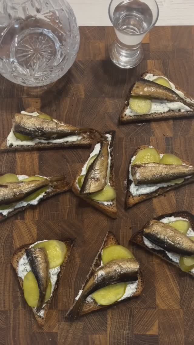 ВКУСНАЯ ЗАКУСКА Бутерброды со шпротами #shorts #рецепт #бутербродысошпротами смотреть онлайн