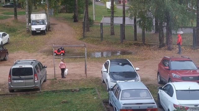 Папа, папа, перестань! Я танкист, я на танке, а танки грязи не боятся... (2) смотреть онлайн