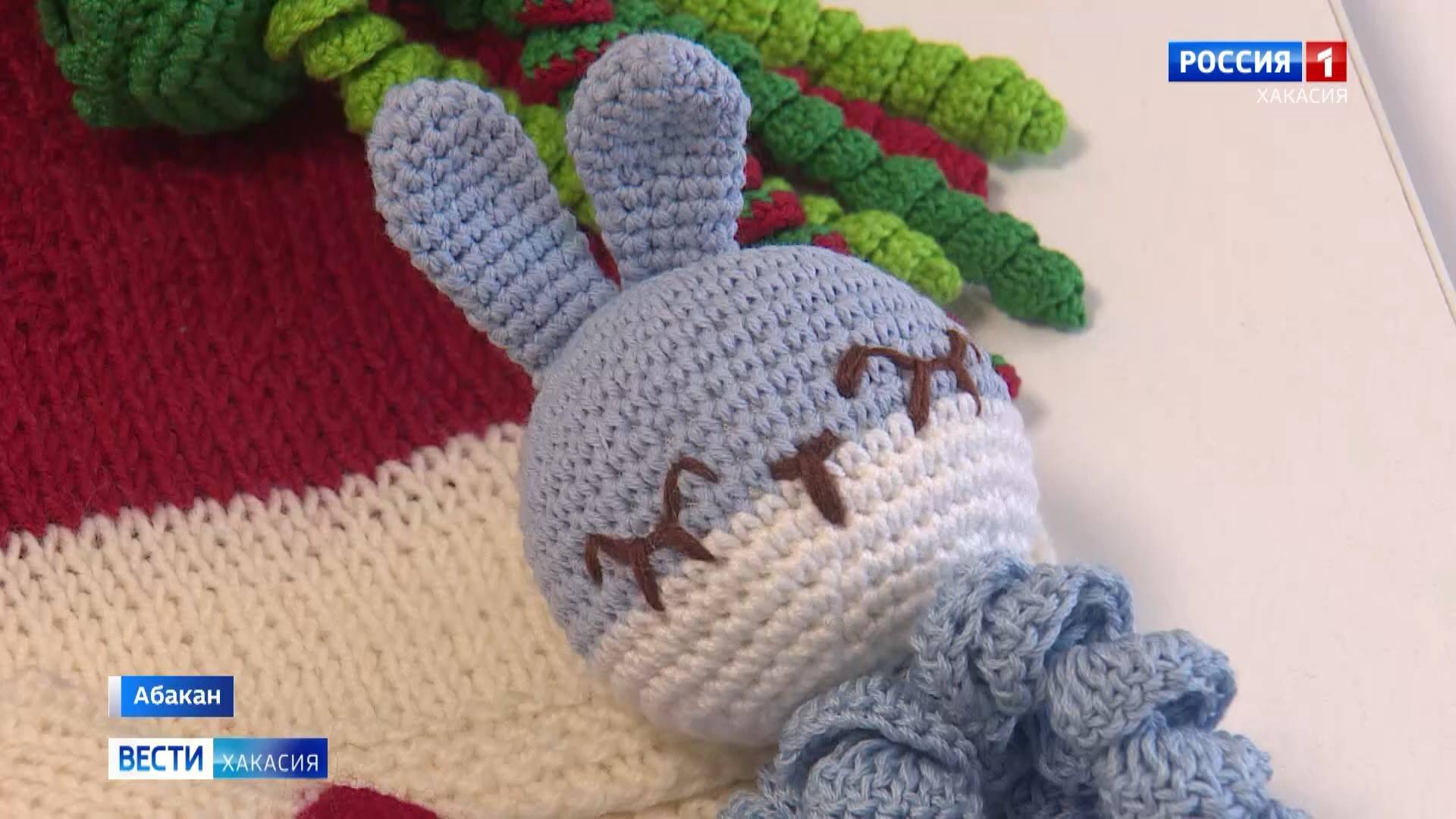 Мастерицы клуба «28 петель» передали новогодние подарки в Перинатальный центр смотреть онлайн