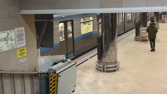 Номерной 81-717/714.6 отправляется со станции «Ботаническая» смотреть онлайн