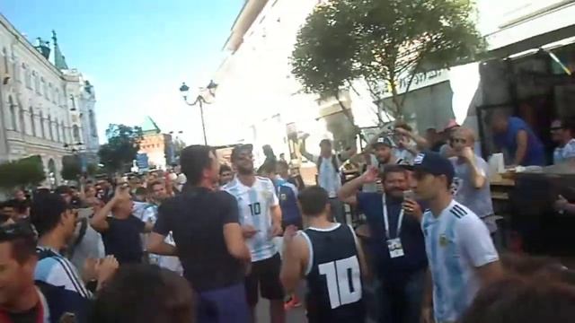 Аргентинские фаны зажигают на Покровке! смотреть онлайн