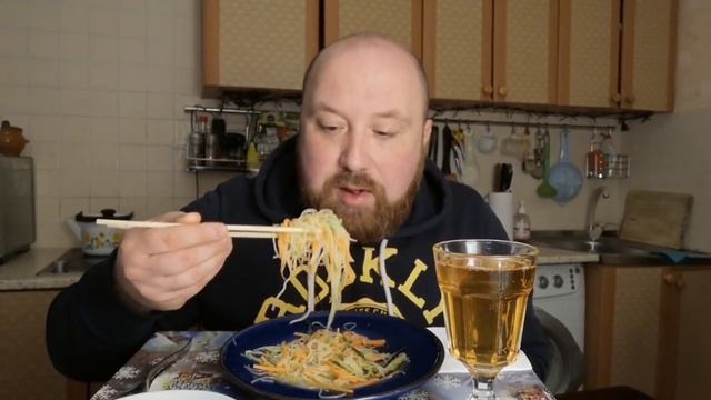 MUKBANG RUSSIA. EATING RICE NOODLES. МУКБАНГ РОССИЯ. ЕМ ФУНЧОЗУ. АСМР. ASMR. 먹방 смотреть онлайн