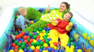 Играем с детьми в бассейне с цветными шариками и прыгаем на батуте