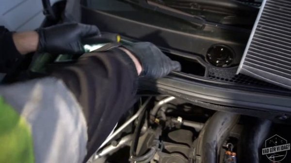 Service på en Peugeot 2008 1.2 VTi