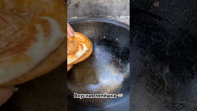 Очень вкусная лепёшка пропитанная маслом, луком и мясом. Приятного аппетита 😋 #shortsvideo смотреть онлайн