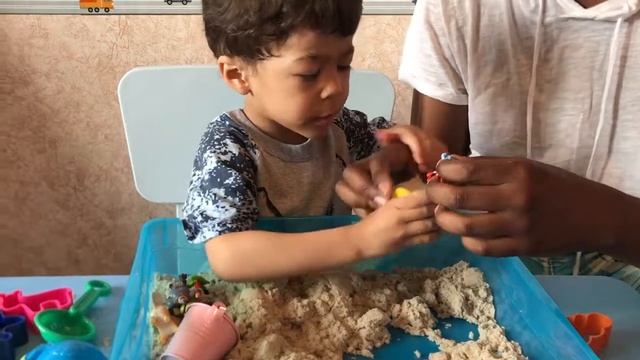 Kinetic sand 2. Игры с кинетическим песком. Находим kinder surprise в песке! Видео для детей. смотреть онлайн