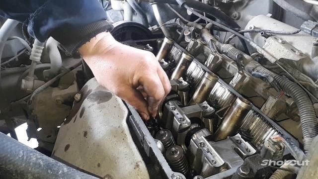 Замена маслосъёмных колпачков на Mitsubishi Lanser.