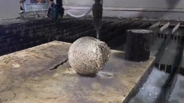 Струя воды разрезала клубок из резинок смотреть онлайн