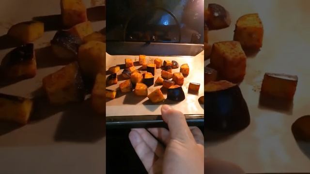 Витаминный салат теплыми баклажанами смотреть онлайн