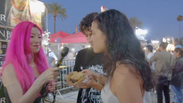 First time eating Rated R Wagyu Ramen Burger at 626 Night Market смотреть онлайн