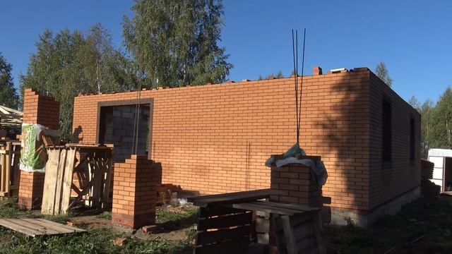Бюджетная кладка стен двухэтажного дома. Керамический кирпич и газоблок. смотреть онлайн