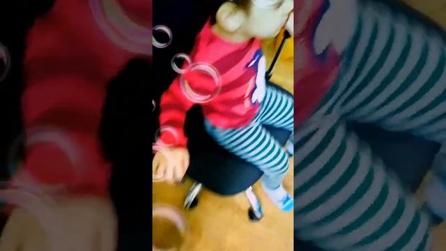 Я тоже Лёву покатала на кресле,мы друг друга катали))))😊 и играли.... смотреть онлайн