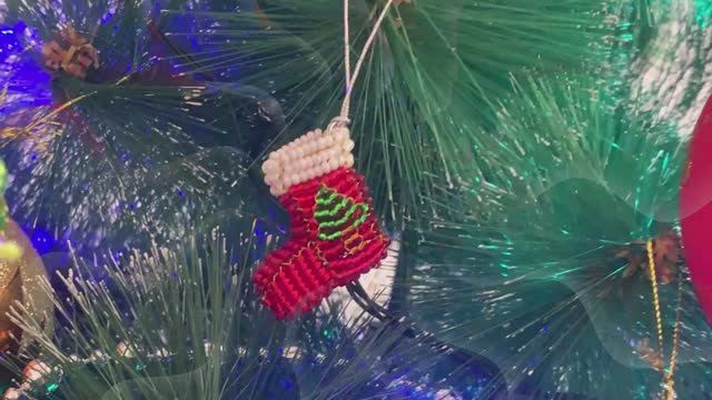 Рождественский сапожок из бисера / перо жар-птицы из бисера / ссылка на мастер классы под видео / смотреть онлайн