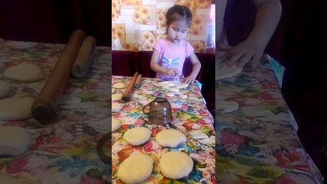 Это моя сестренка готовит баурсаки🤩 смотреть онлайн