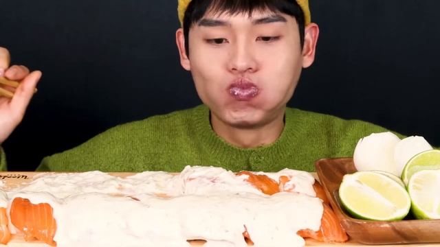 BITES ONLY GIANT SALMON SUSHI WITH TARTAR SAUCE // BONGGIL смотреть онлайн