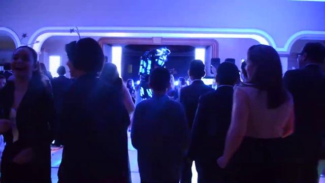 ROBOT ILUMINADO PARA HACER LA MEJOR FIESTA смотреть онлайн