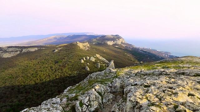 Вид с вершины горы Ильяс-Кая над поселком Ласпи, Крым