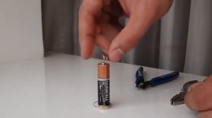 Бесконечный мотор из батарейки медного провода и магнитов