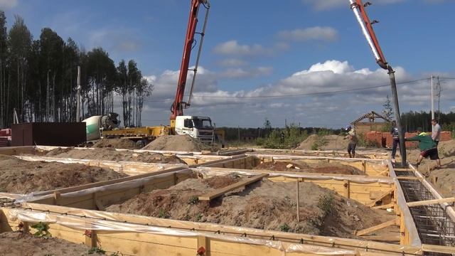 Свайно-ростверковый фундамент одноэтажного дома. Ростверк. Сваи. Прием и укладка бетона. смотреть онлайн