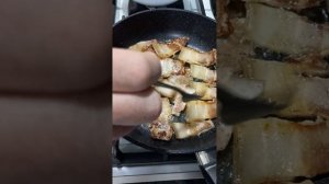 яичница со шкварками) опять готовит муж❤️