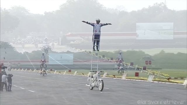 I put some circus music over Indian Military Parade смотреть онлайн