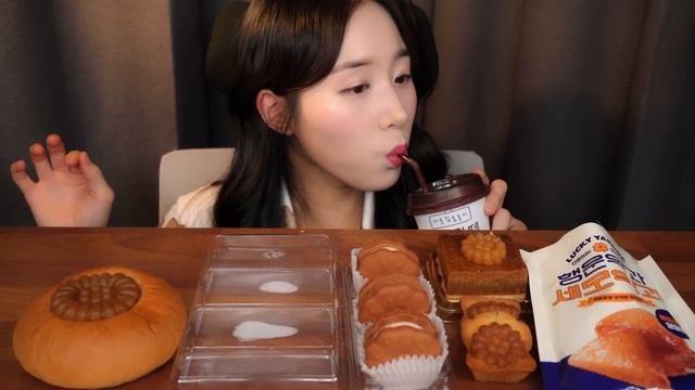 편의점 3시간 동안 털어옴🥧 약과 도넛 & 버터바 & 마카롱 먹방 ASMRㅣ행운약과 이웃집통통이 을지로약과ㅣKorean Dessert Yakgwa Mukbang смотреть онлайн