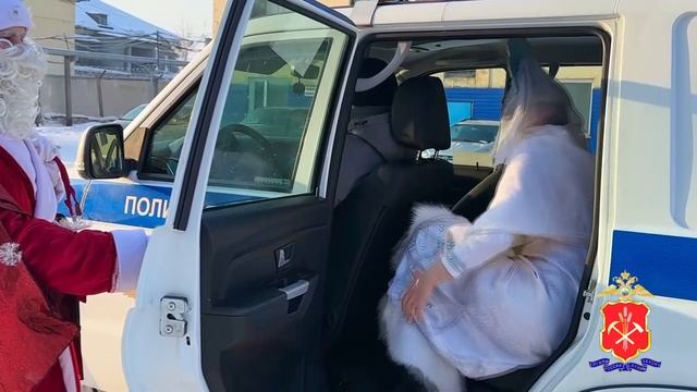В Белове полицейский Дед Мороз поздравил с наступающим Новым годом смотреть онлайн