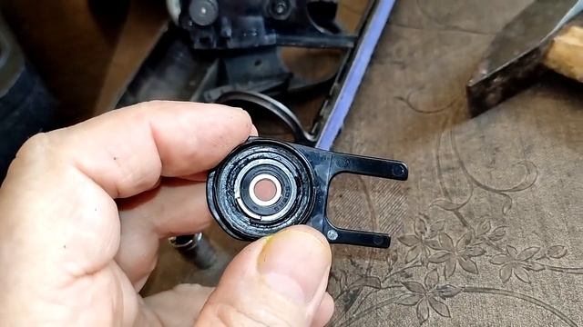 Замена шестерни и подшипника турбощётки пылесоса Dyson смотреть онлайн