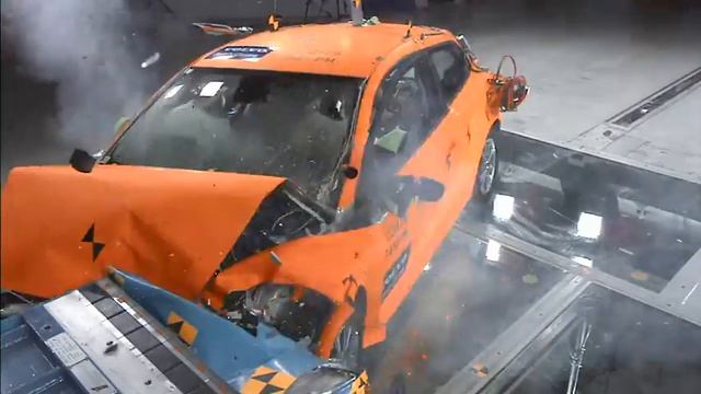 Volvo C30 Electric CRASH TEST смотреть онлайн
