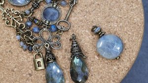 Сборные бусины и ключи. Лабрадор и бронза