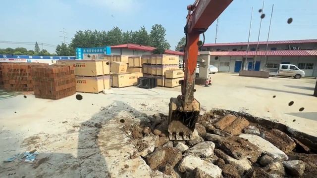 小挖机勾钢板上拖车，司机师傅一直催搞快点，结果是忙中出错越来越慢！【敏诚专开小挖机】 смотреть онлайн