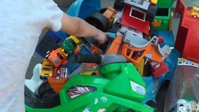 3 Автосвалка поломаных детских машин. Десептиконов не обнаружено.